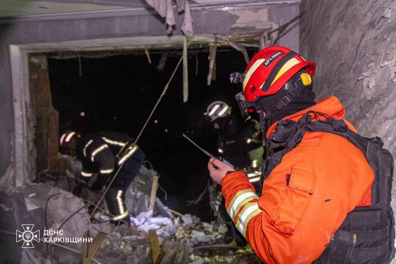 Удар по девʼятиповерхівці в Харкові: рятувальники показали наслідки фото 2