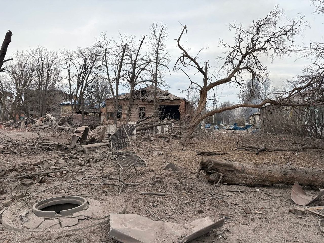 РФ атакувала Слов’янськ: пошкоджено єдиний пологовий будинок на Донеччині фото 1