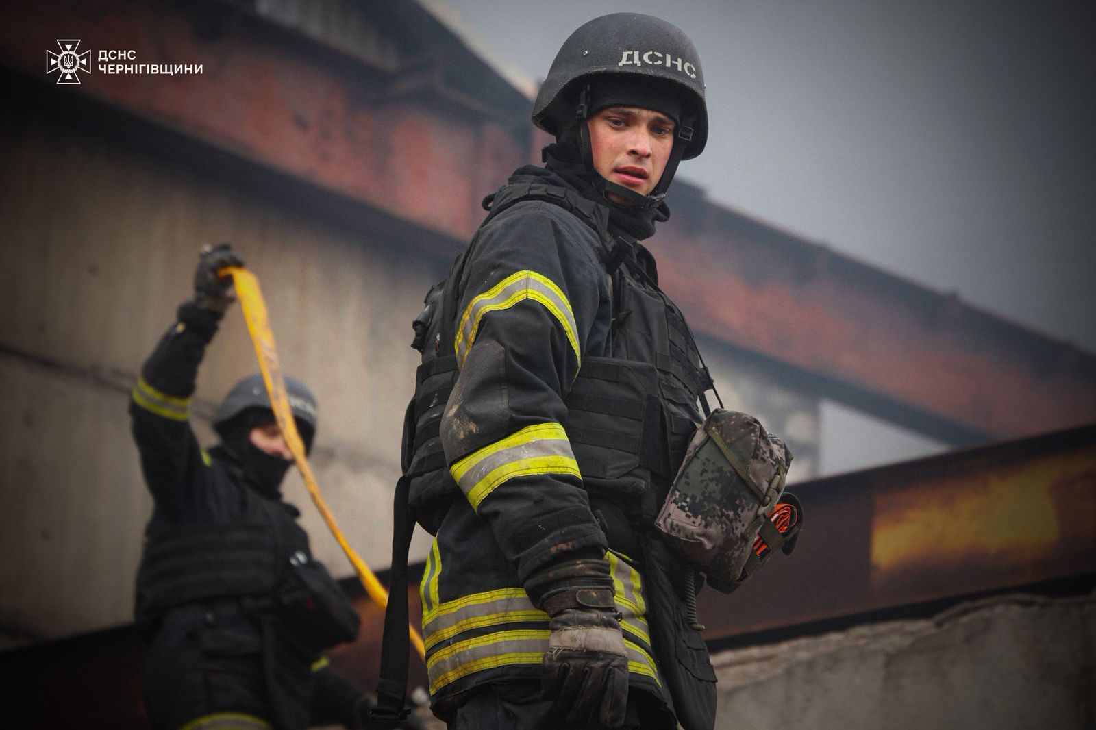 Окупанти атакували Чернігів: спалахнула масштабна пожежа фото 2