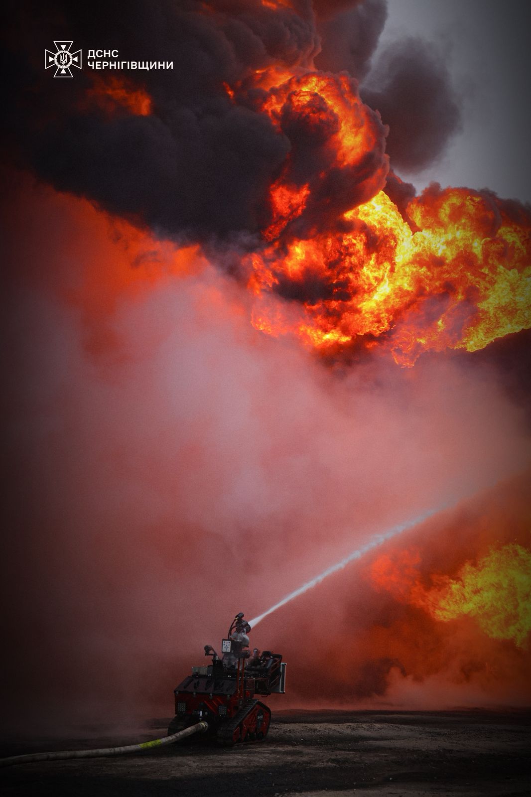 Окупанти атакували Чернігів: спалахнула масштабна пожежа фото 1