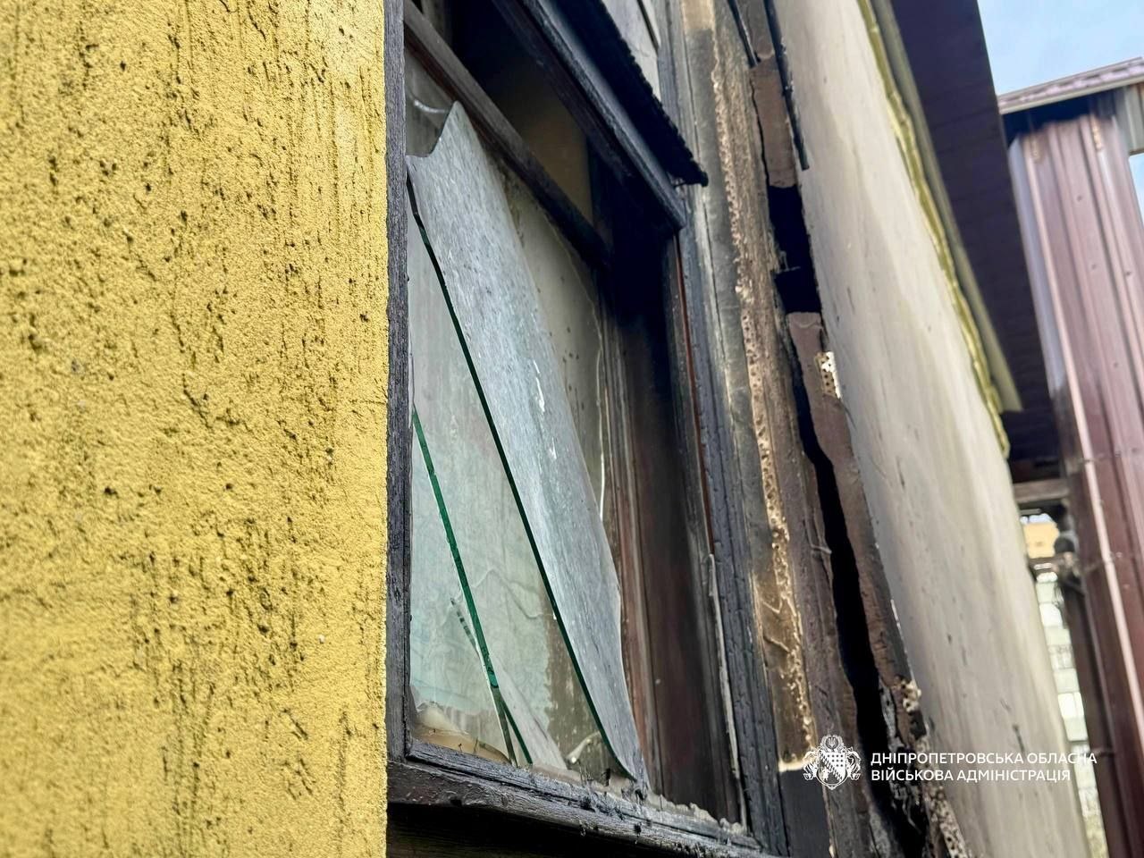 Ворог вдарив по Дніпру: спалахнули пожежі фото 1