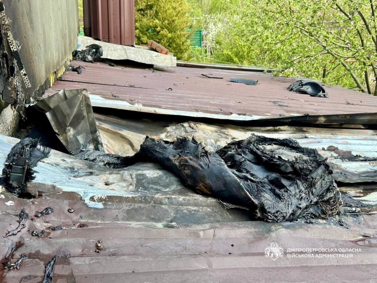 Ворог вдарив по Дніпру: спалахнули пожежі фото 2