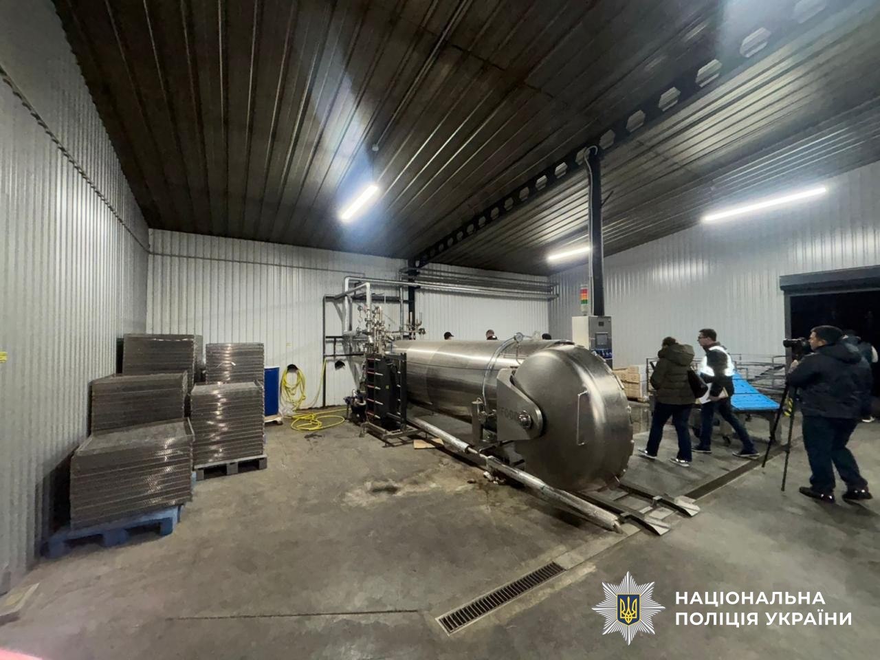 У межах спецоперації з ліквідації місць незаконного виробництва, фасування і збуту проведено понад 280 обшуків у Києві та 10 областях.