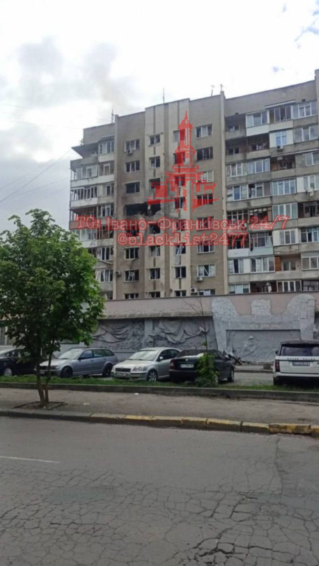 Окупанти вдарили по житловому будинку в Івано-Франківську: є поранені фото 1