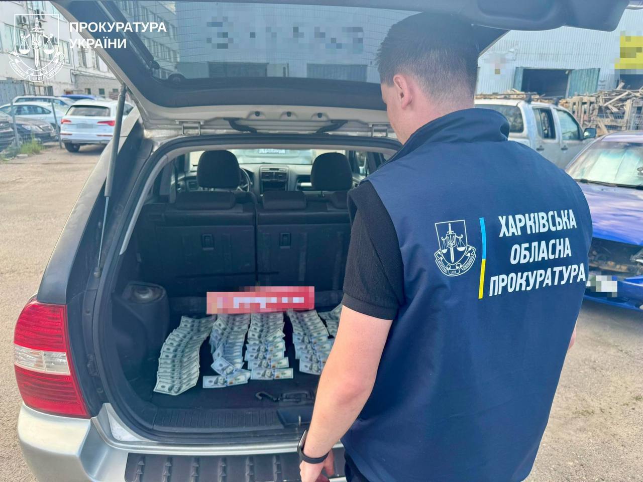 За даними слідства, замість передачі авто ЗСУ блогерка продавала їх приватним клієнтам