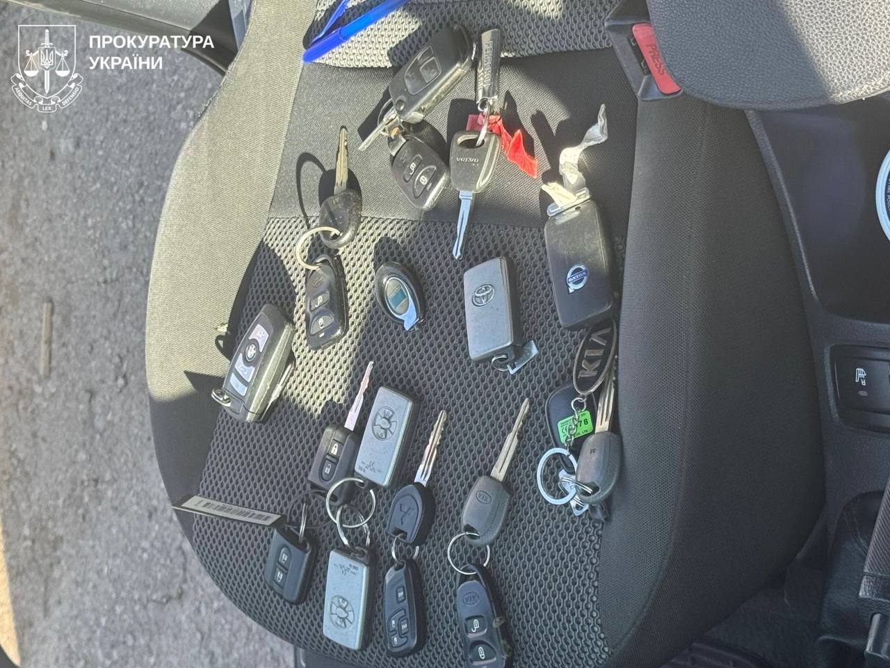 Слідчі задокументували контрабанду цілого автопарку, серед яких позашляховики та мікроавтобуси