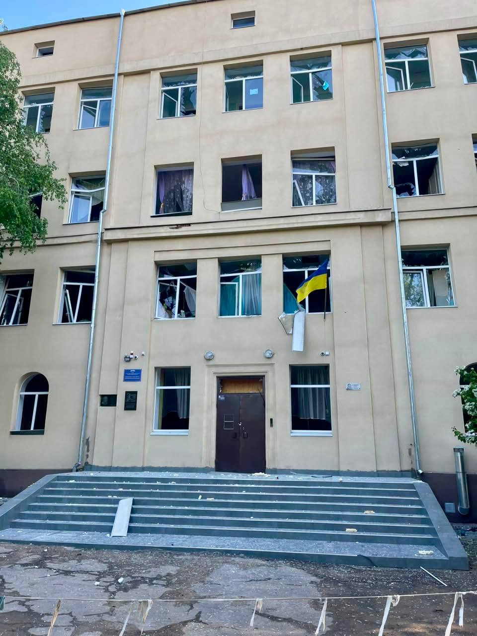 Пошкоджено десятки багатоповерхівок, садочки, мечеть: що відомо про масований удар по Дніпру фото 1