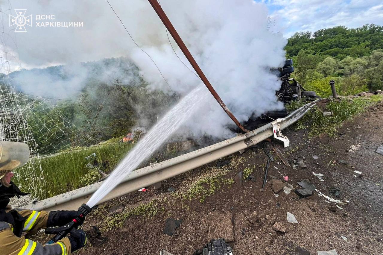 Харківщина: росіяни вдарили по вантажівці дроном, загинув водій фото 3
