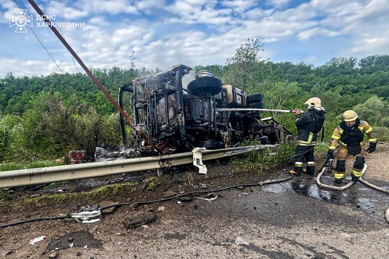 Унаслідок воржого удару автомобіль перекинувся