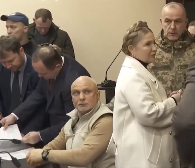 Олександр Тимошенко (перший ліворуч від Юлії Тимошенко) прийшов на судове засідання, де фігурує його дружина