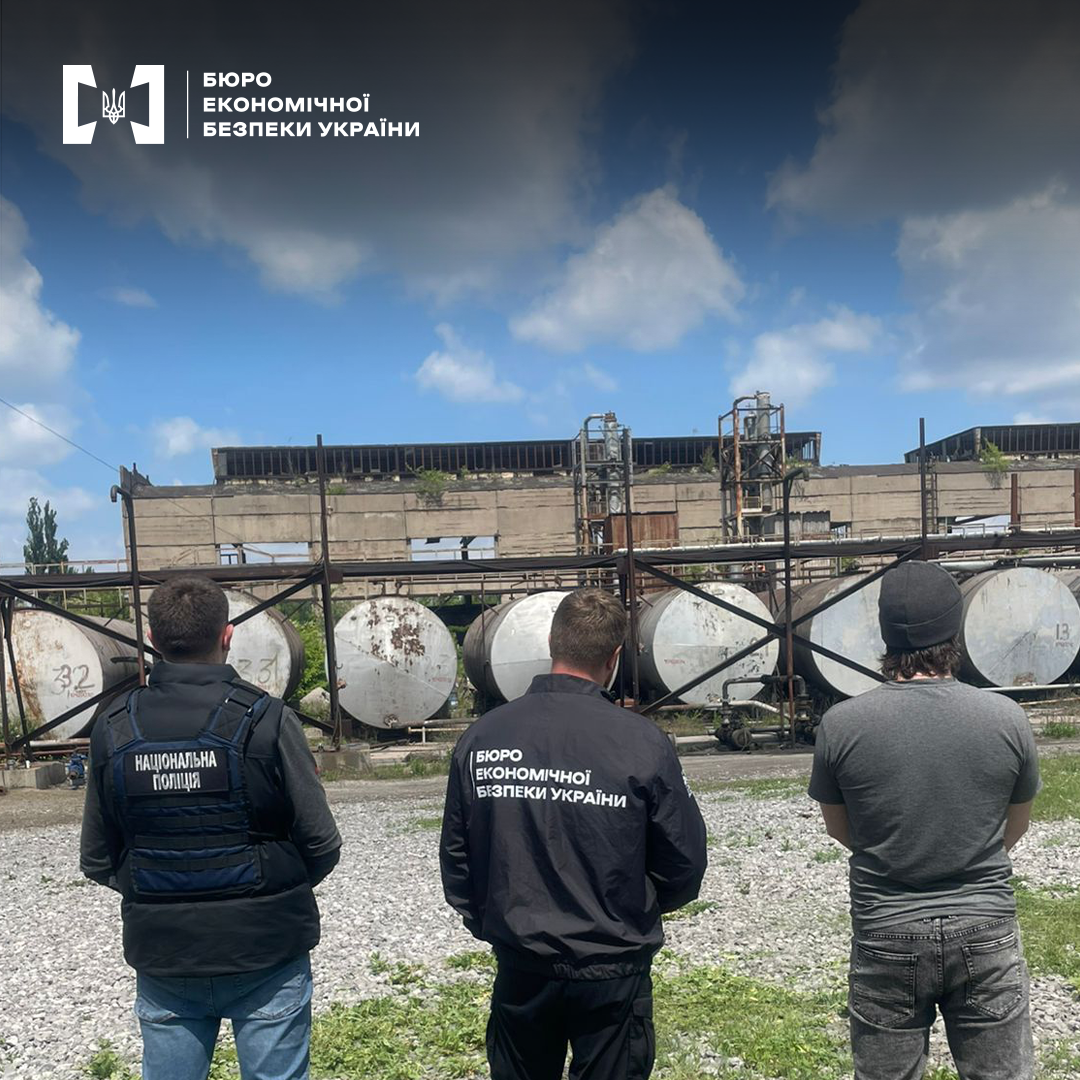 Правоохоронці провели понад 20 обшуків на заводі та заправках