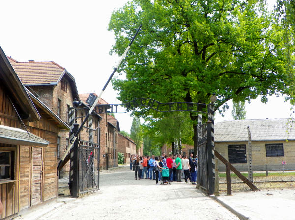 Вхід у концтабір Аушвіц