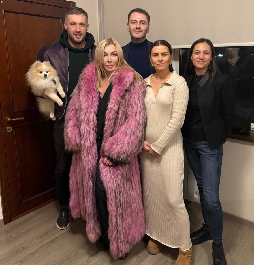 Ірина Білик вразила образом у рожевій шубі (фото) фото 1