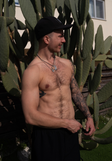 «Холостяк» Терен розповів про свої тату й похизувався оголеними фото фото 1