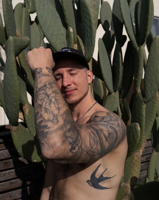 «Холостяк» Терен розповів про свої тату й похизувався оголеними фото фото 2