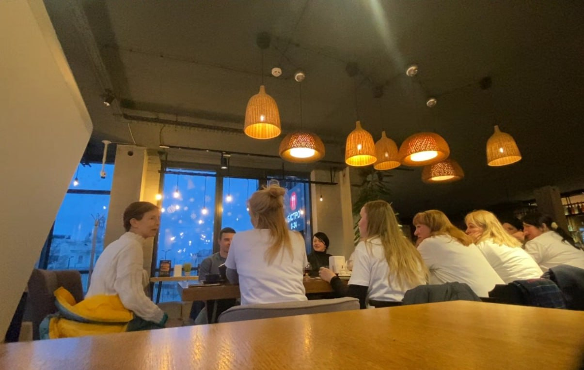 Прихильниці підозрюваного у вбивстві разом із його мамою