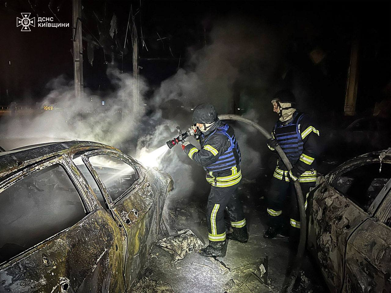 Уночі Росія атакувала Київщину: загорівся автосалон, є поранені (фото) фото 1