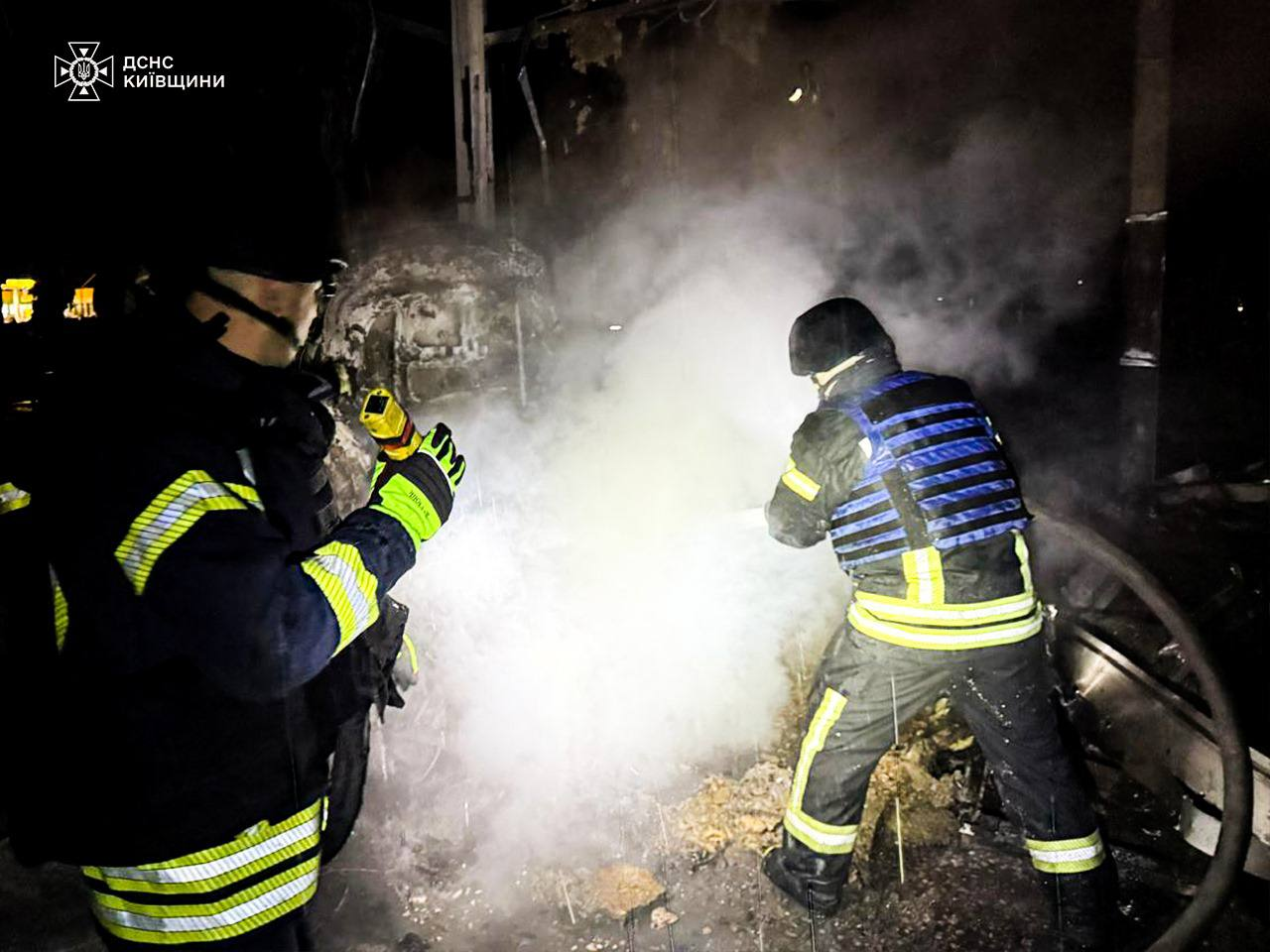 Уночі Росія атакувала Київщину: загорівся автосалон, є поранені (фото) фото 2