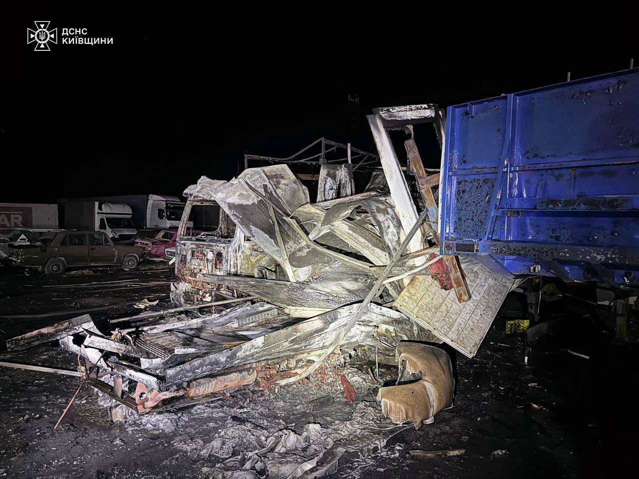 Уночі Росія атакувала Київщину: загорівся автосалон, є поранені (фото) фото 3