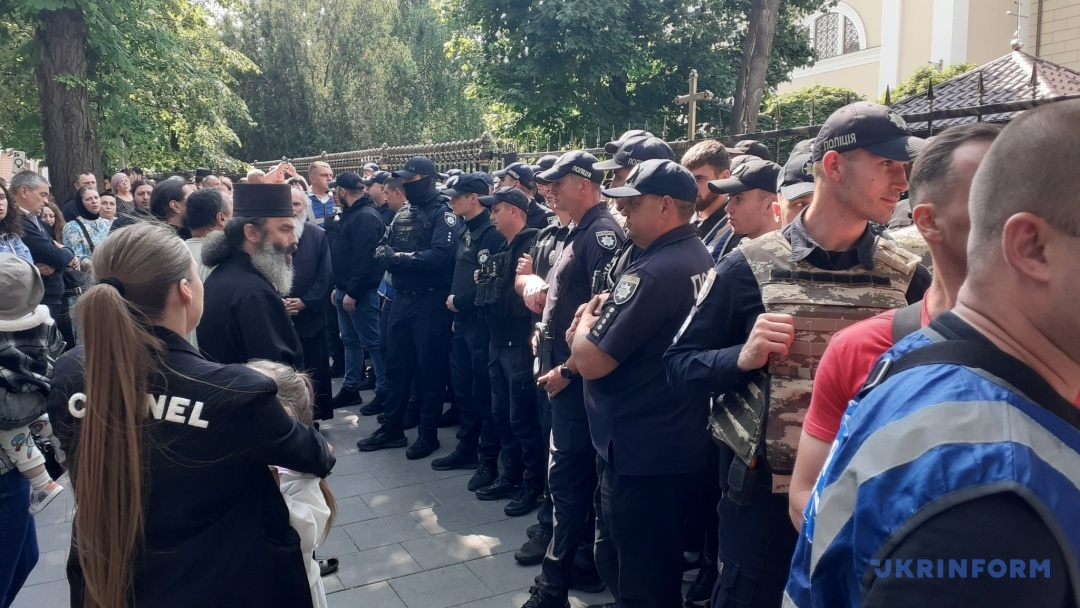 У Чернівцях біля Свято-Духівського собору сталася сутичка між вірянами (відео) фото 1