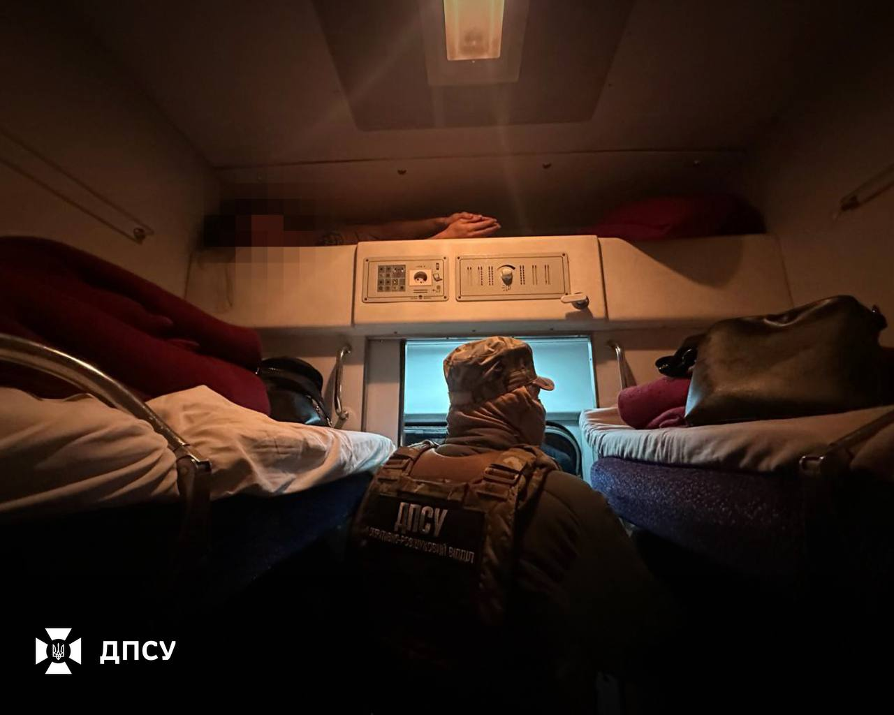 Чоловік вигадав незвичний спосіб перетину кордону за допомогою ковдри (фото) фото 1