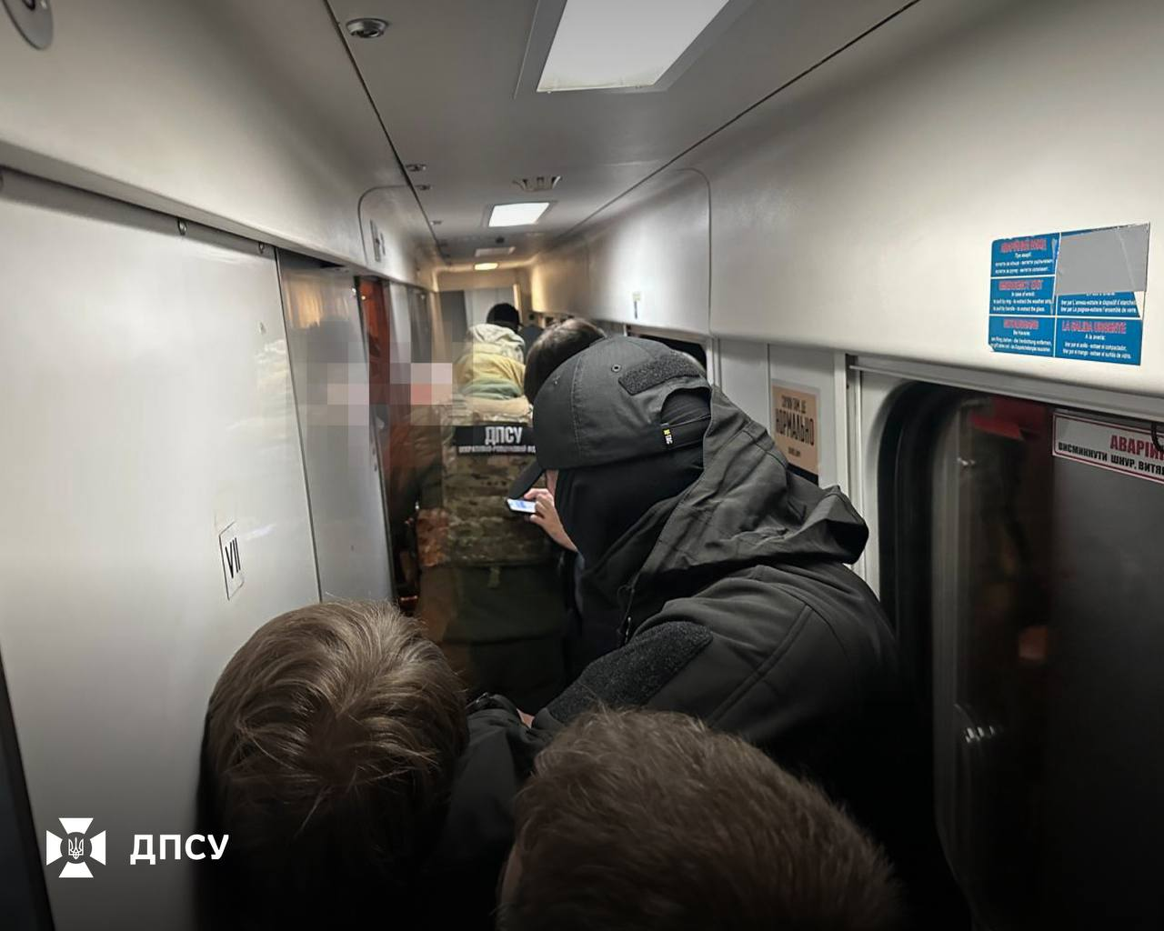 Чоловік вигадав незвичний спосіб перетину кордону за допомогою ковдри (фото) фото 2