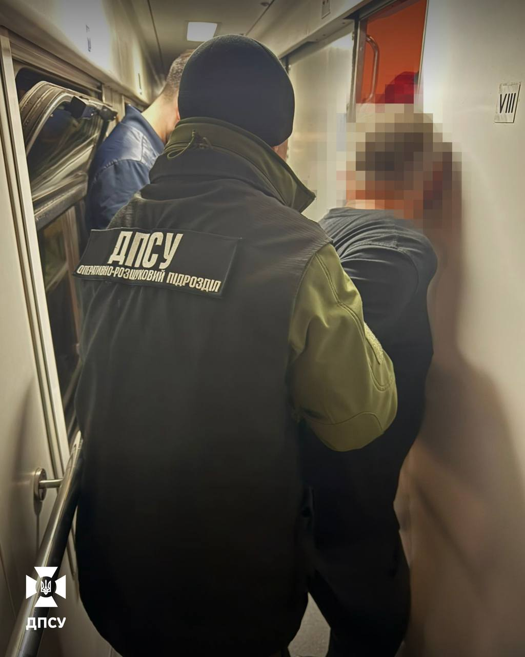 Чоловік вигадав незвичний спосіб перетину кордону за допомогою ковдри (фото) фото 3