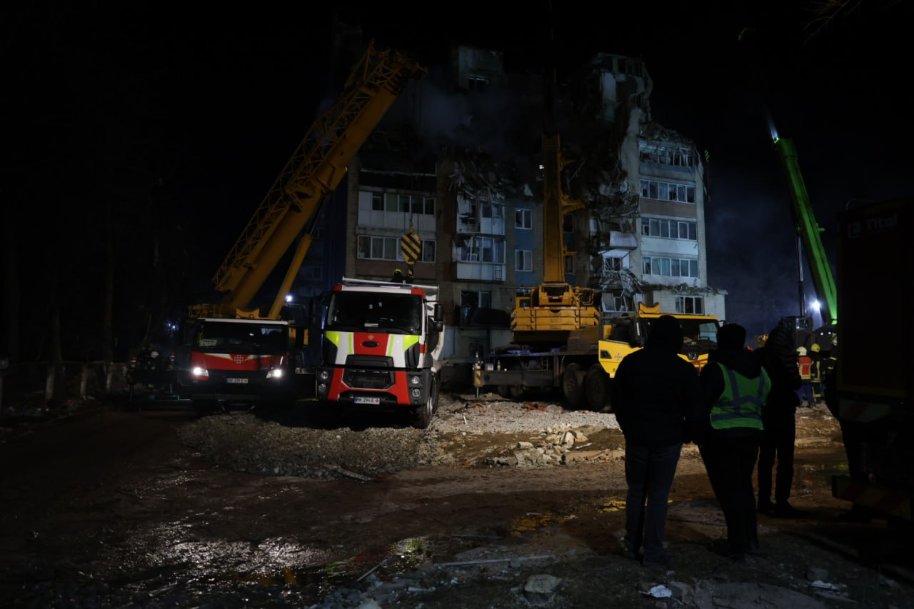 Ракетний удар по Тернополю: президент повідомив, що під завалами досі є люди фото 1