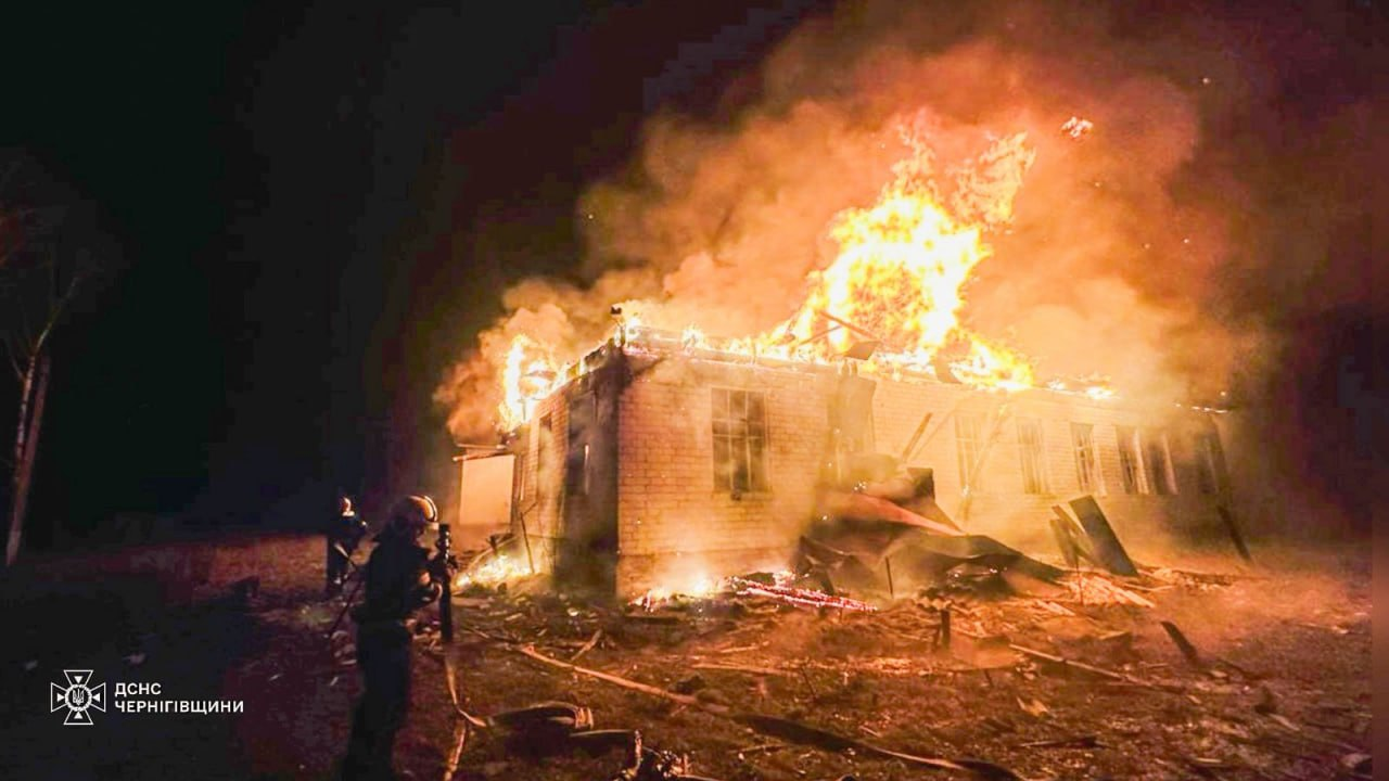 На Чернігівщині через атаку дронів спалахнула пожежа (фото) фото 1