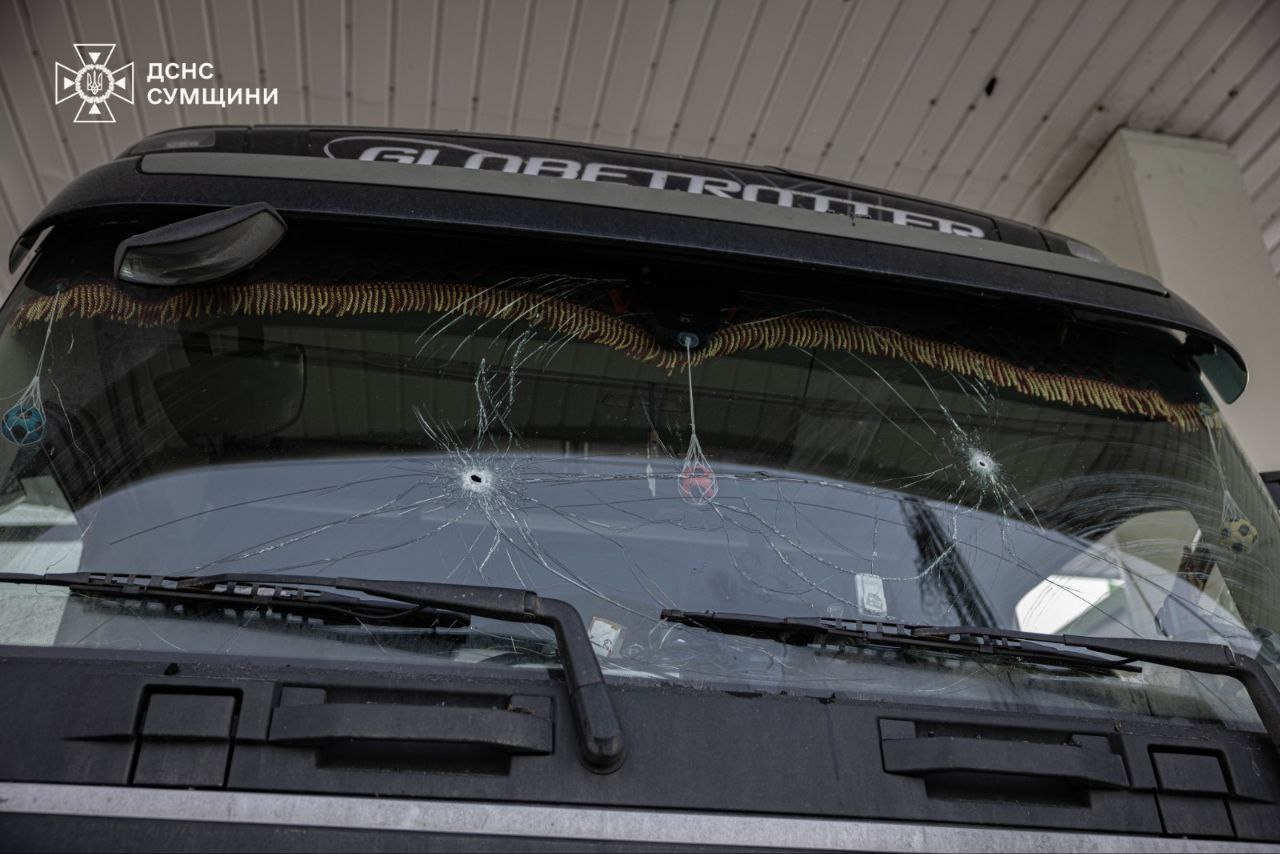 Росіяни атакували АЗС у Сумах: є постраждалі (фото) фото 1