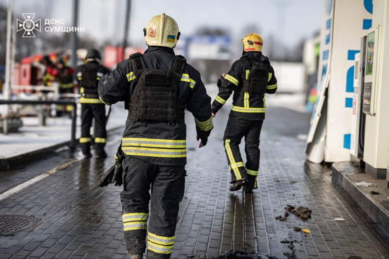 Росіяни атакували АЗС у Сумах: є постраждалі (фото) фото 3