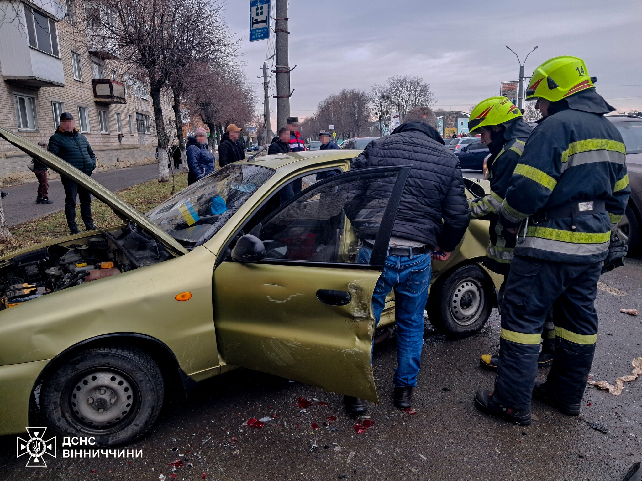 На Вінниччині сталася ДТП: рятувальники деблокували з авто водія й пасажирку фото 1