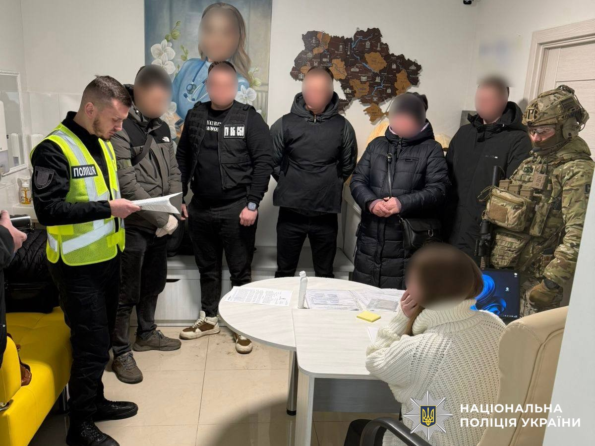 Підлога, завалена доларами. На Вінниччині викрито лікарок на незаконному оформленні інвалідності фото 1