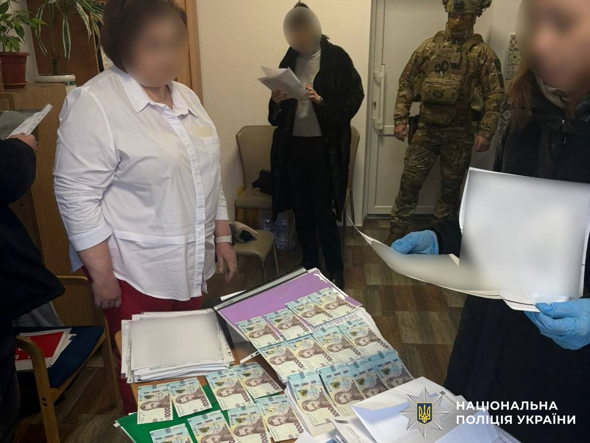 Підлога, завалена доларами. На Вінниччині викрито лікарок на незаконному оформленні інвалідності фото 2