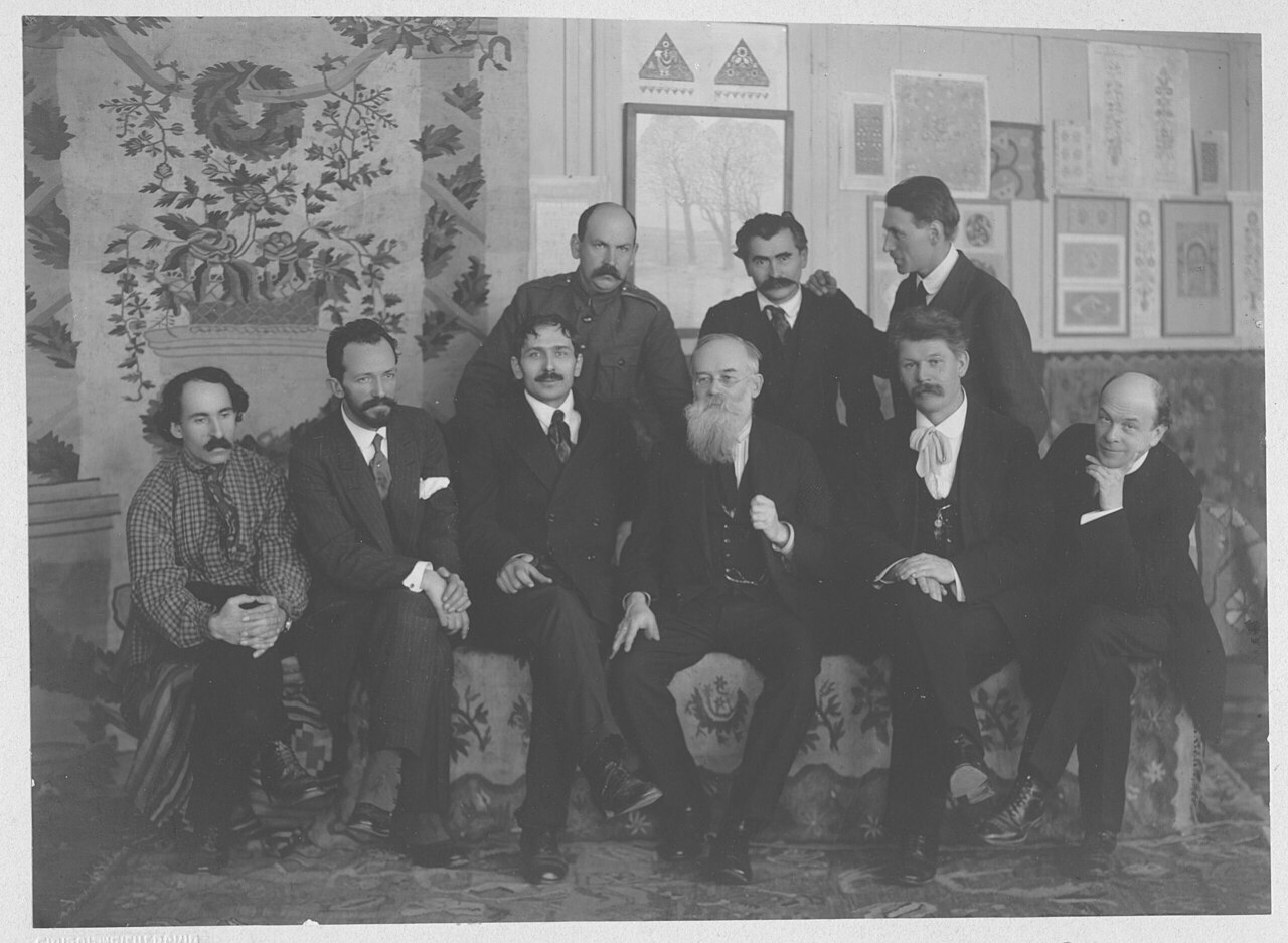 Засновники Української академії мистецтв. Стоять (зліва направо): Нарбут, Василь Кричевський, Бойчук. Сидять (зліва направо): Маневич, Мурашко, Федір Кричевський, Грушевський, Стешенко, Бурачек