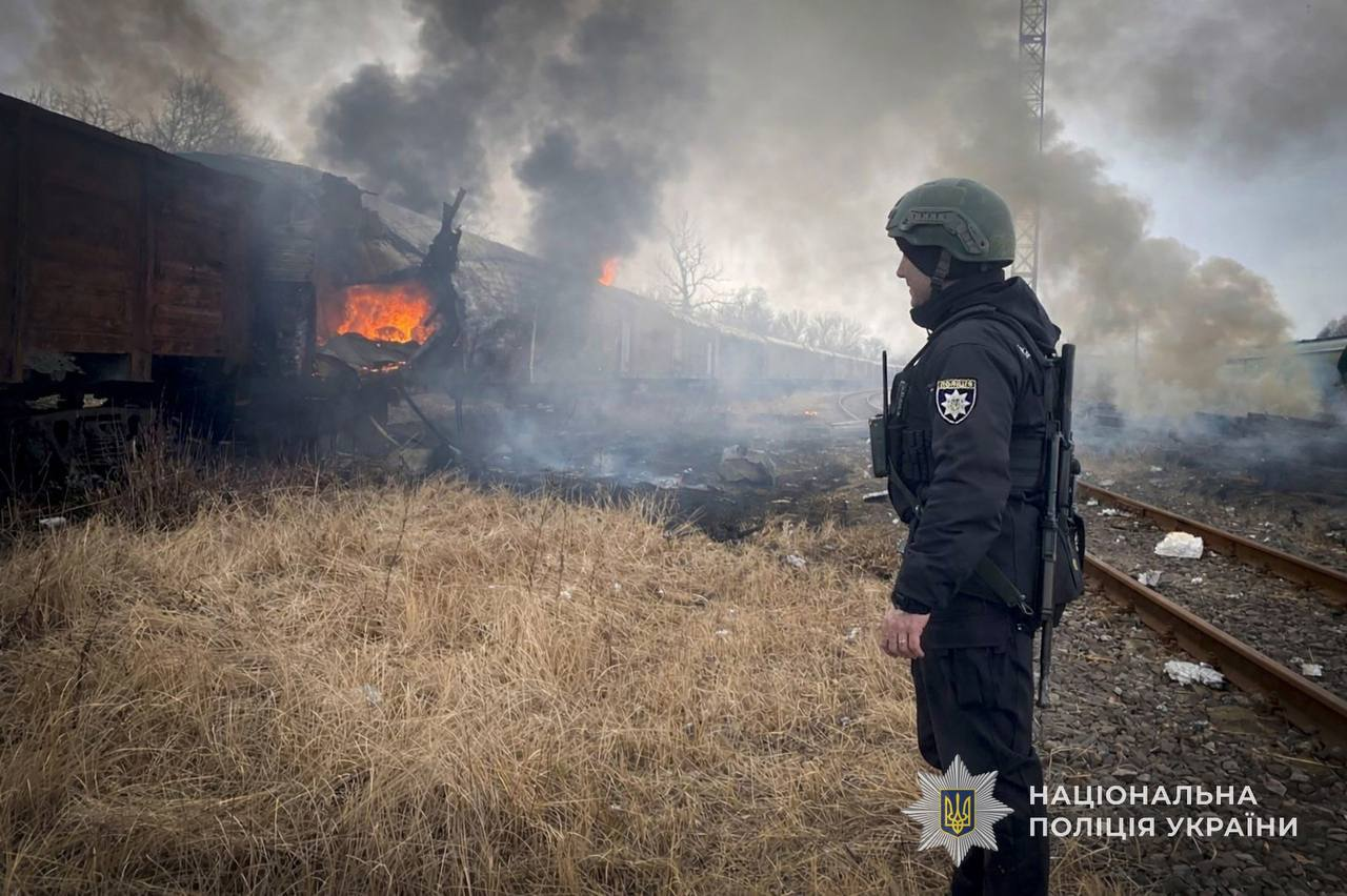 Росіяни обстріляли Сумщину: є поранені, пошкоджено адмінбудівлю (фото) фото 1