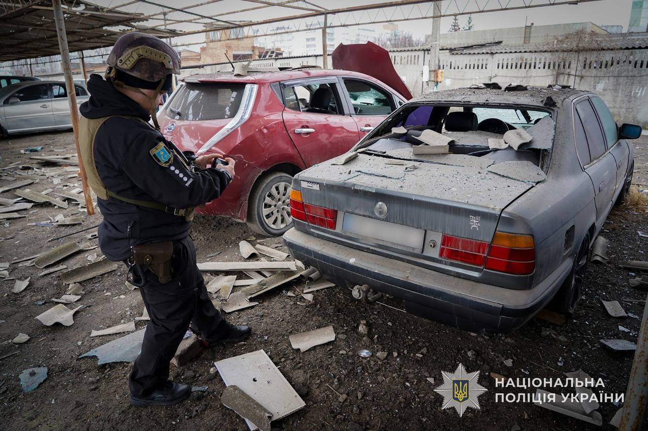 Росіяни обстріляли Сумщину: є поранені, пошкоджено адмінбудівлю (фото) фото 2