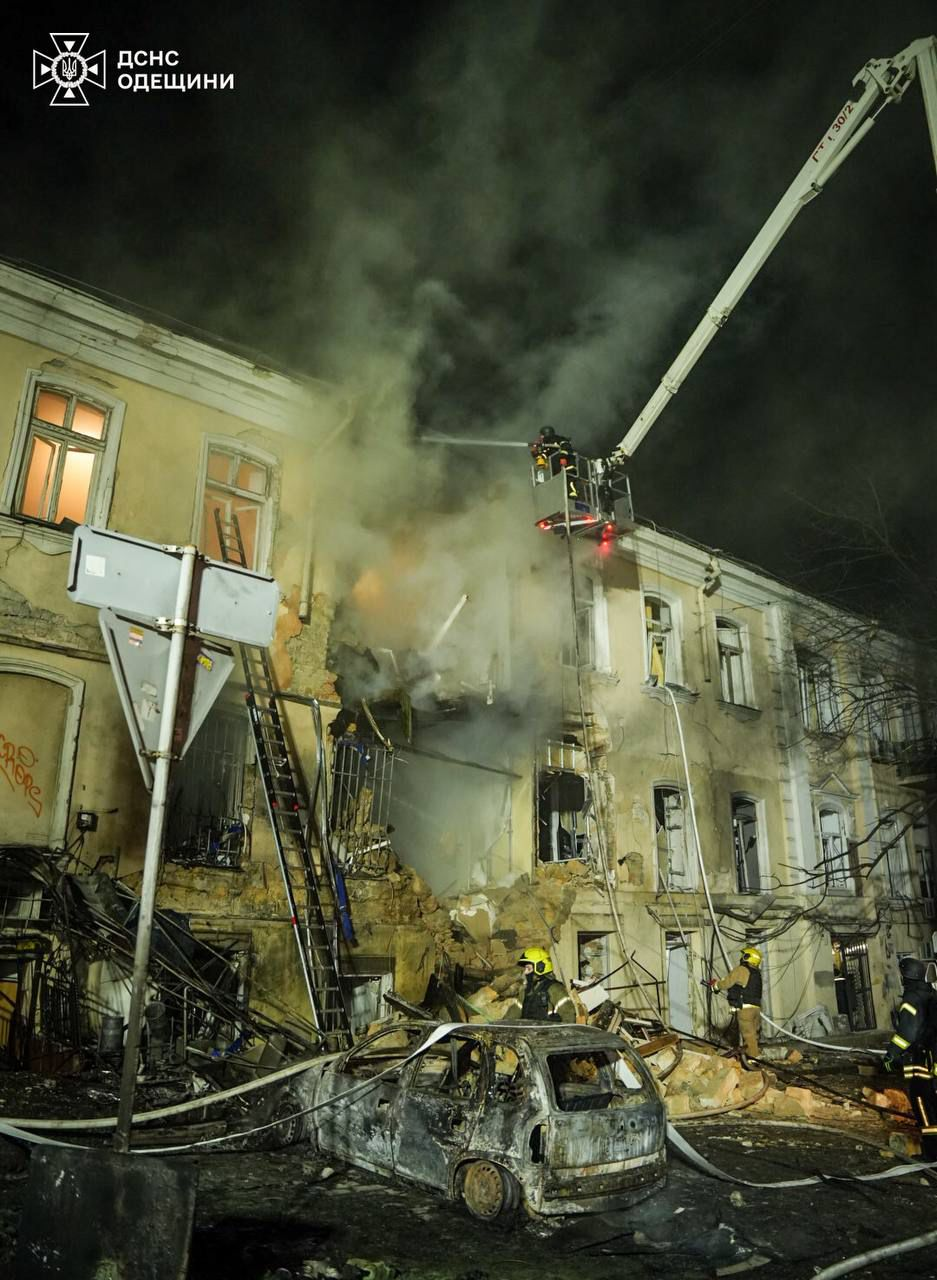 Удар по житлових кварталах Одеси: рятувальники показали наслідки (фото) фото 1