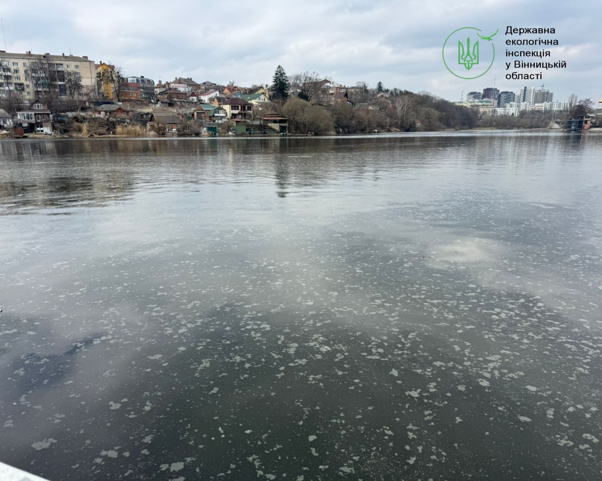 Вінниця: на річці Південний Буг виявлено плями невідомого походження фото 1