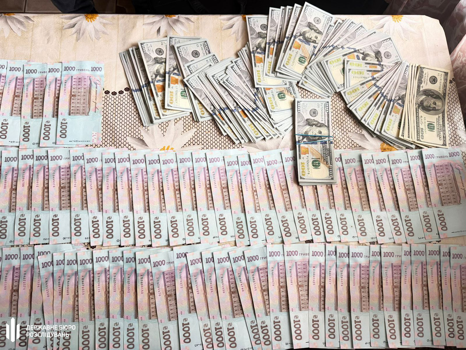 Стіл, завалений грошима. ДБР викрило посадовця ТЦК на Вінниччині фото 1