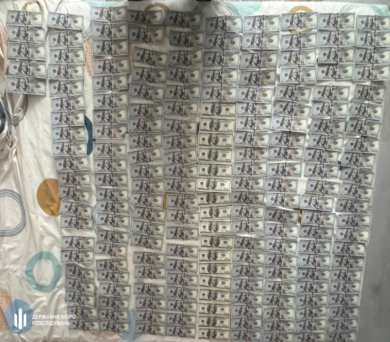 Стіл, завалений грошима. ДБР викрило посадовця ТЦК на Вінниччині фото 2