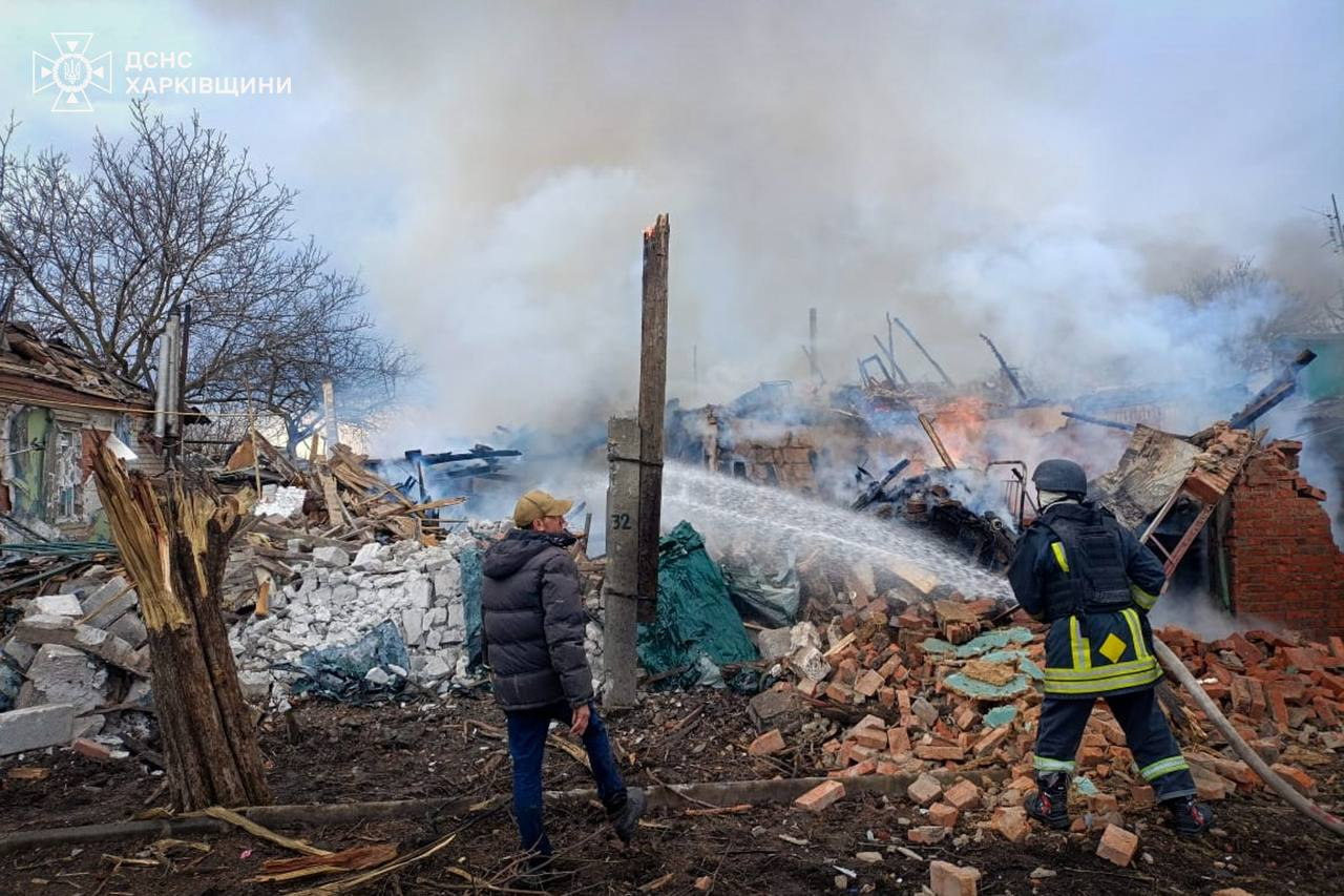 РФ вдарила по житловому сектору селища Золочів: серед постраждалих – діти фото 2