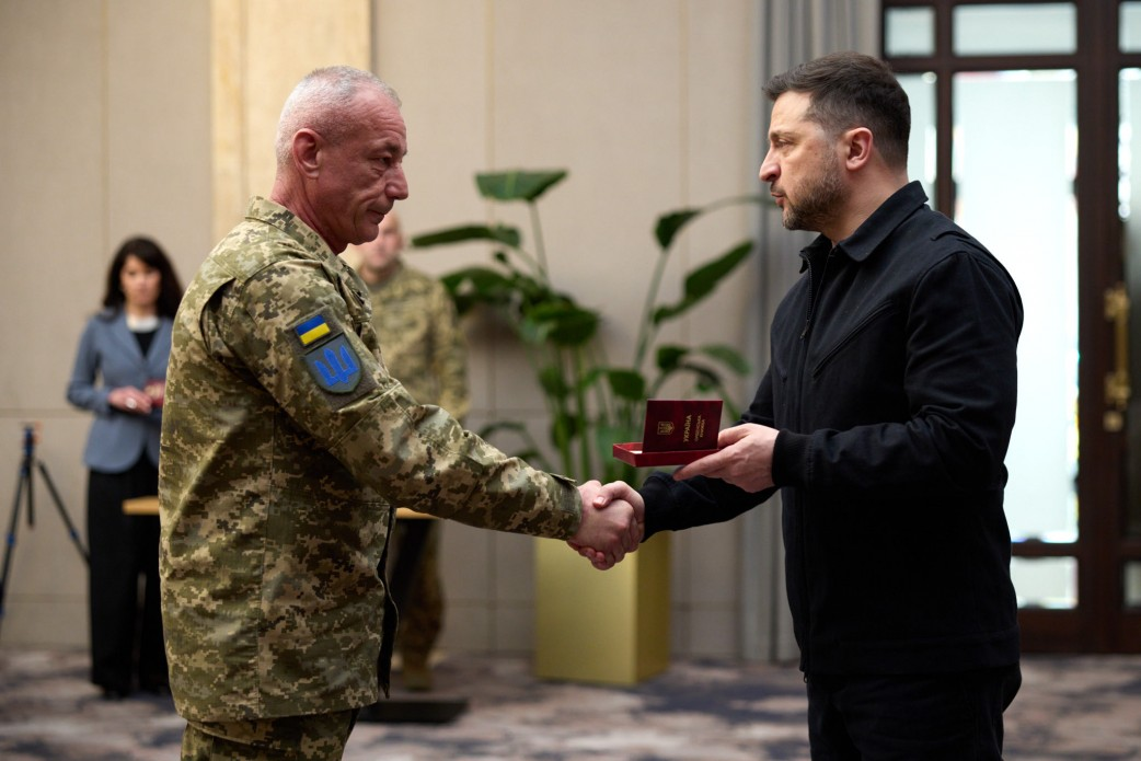 Президент вручив державні нагороди захисникам України