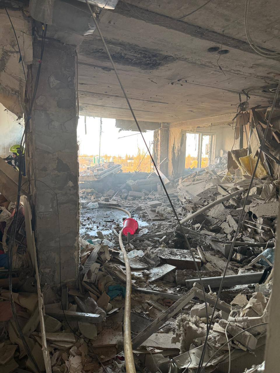 Окупанти атакували дев'ятиповерхівку в Одесі: загинув чоловік, є постраждалі (оновлено) фото 1