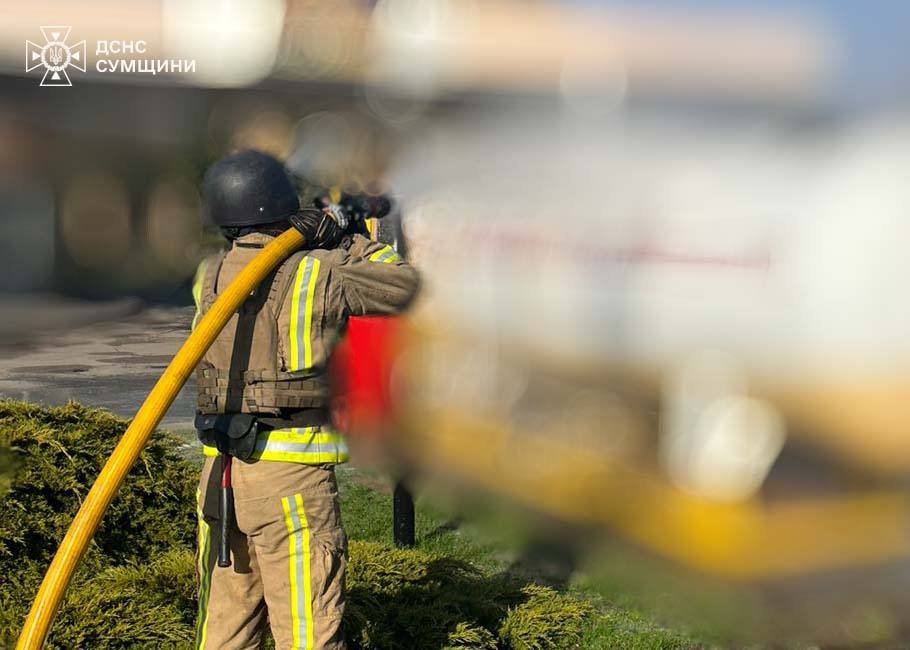 Росіяни вдарили по АЗС у Сумах (фото) фото 1