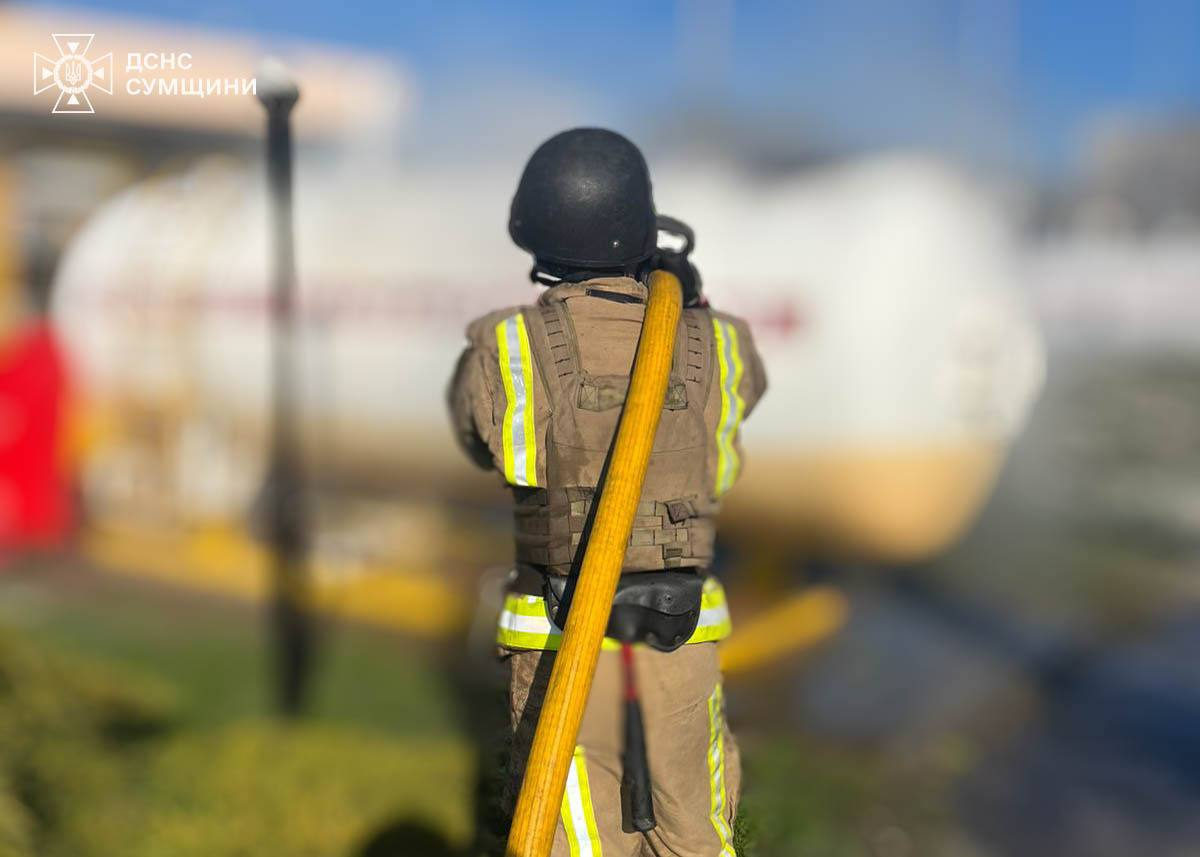 Росіяни вдарили по АЗС у Сумах (фото) фото 2