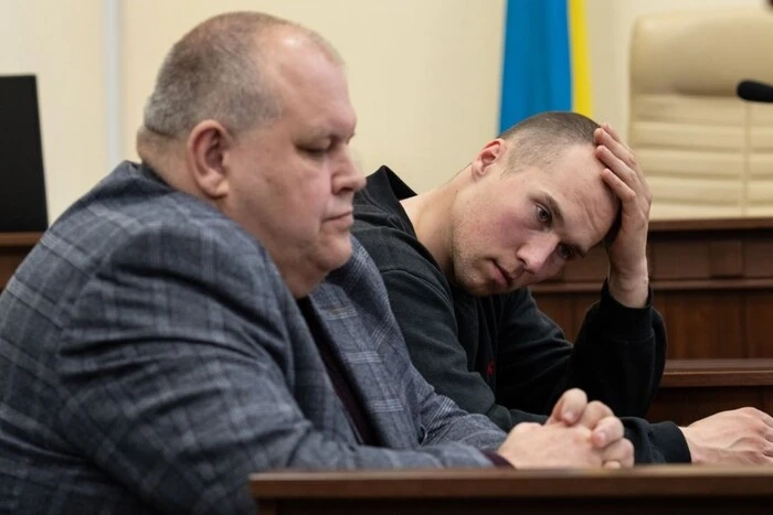 Михайло Дробницький, підозрюваний у службовій недбалості під час стрілянини у Києві та його адвокат у Печерському райсуді. Київ, 21 квітня 2026 р.