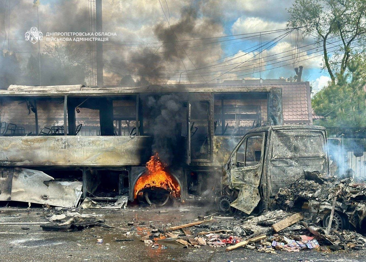 Вщент вигорів автобус. На Дніпропетровщині є загибла та постраждалі через атаку РФ фото 1