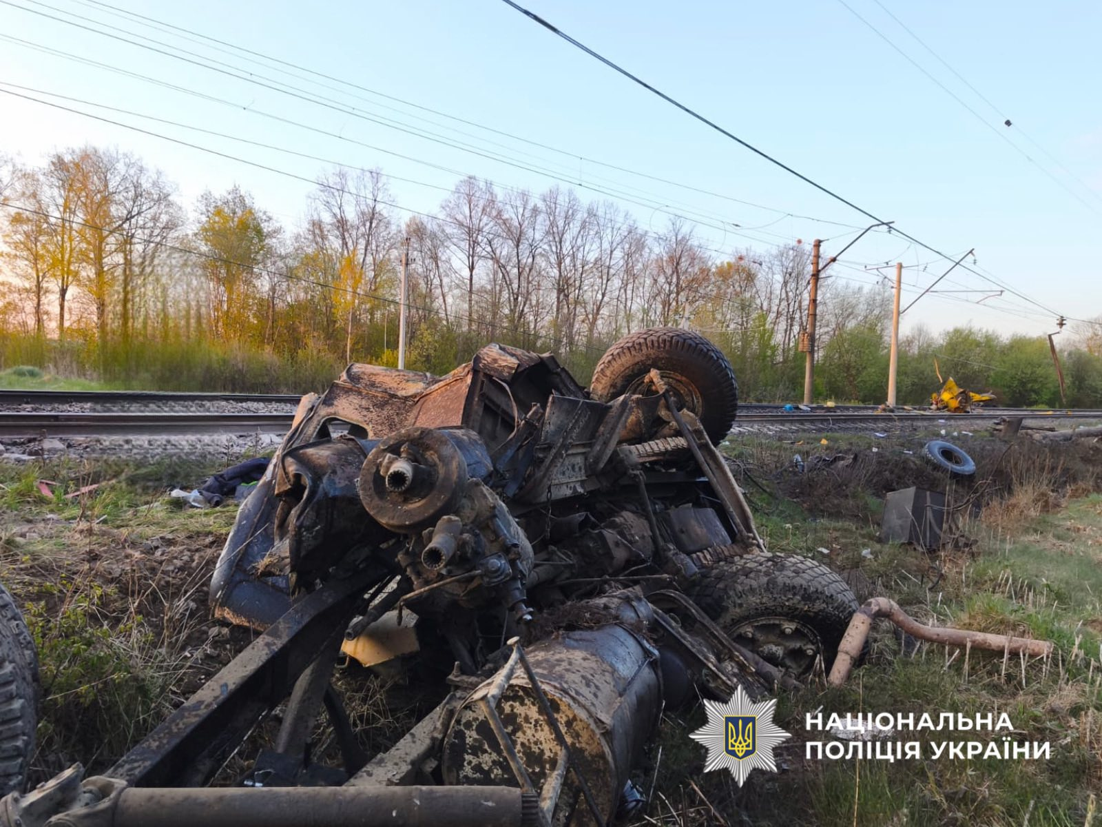 Зіткнення потяга з автокраном на Львівщині: водій помер дорогою в лікарню фото 1
