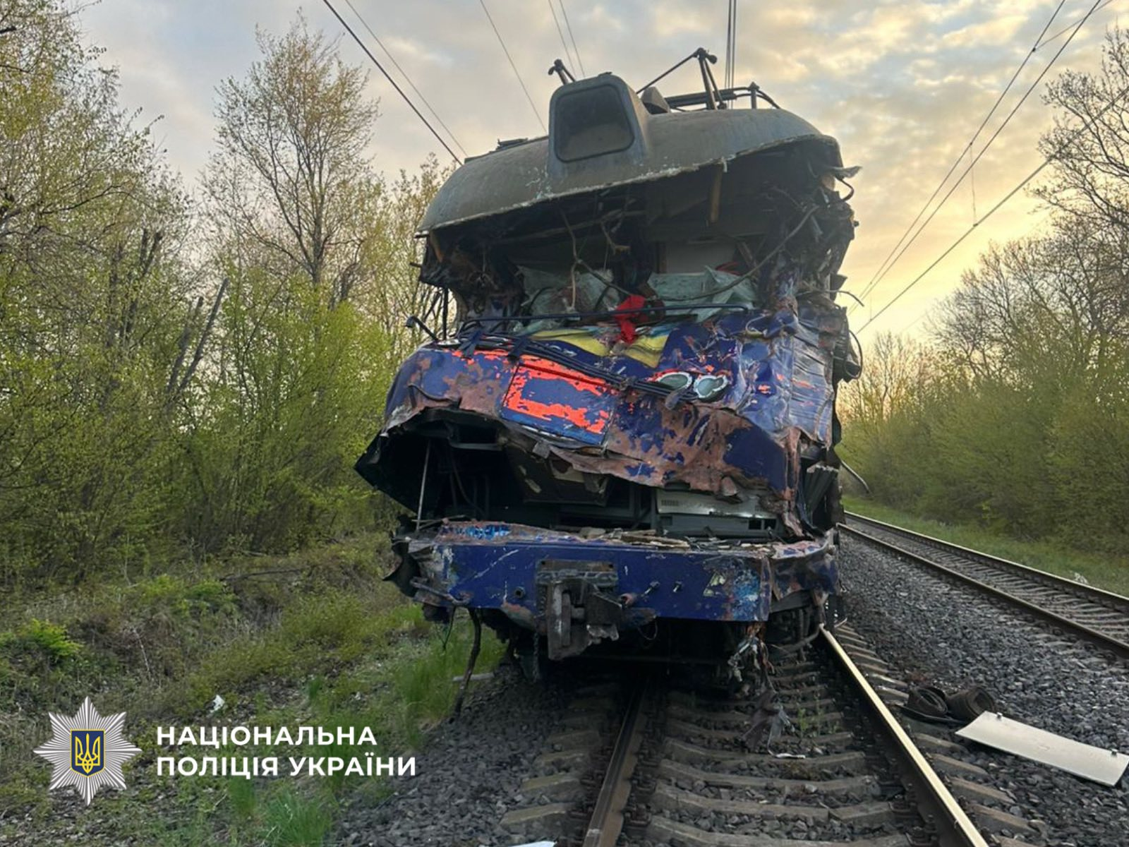 Зіткнення потяга з автокраном на Львівщині: водій помер дорогою в лікарню фото 2
